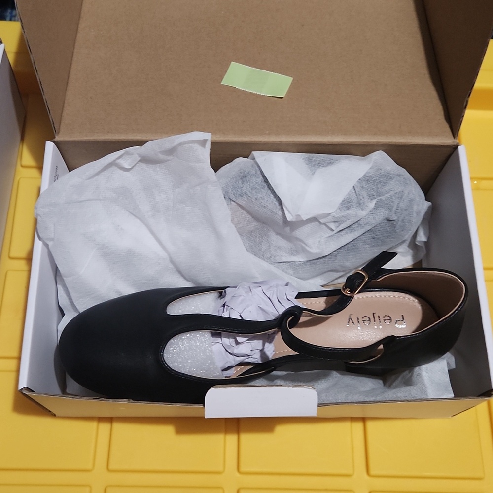 Shoes - Picture 3 of 4